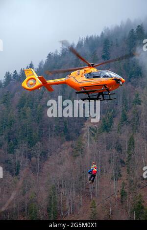 Zwei Flugretter des Bayerischen Bergrettungsdienstes hängen am Drahtseil des Rettungshubschraubers Christoph 14, Ruhpolding, Traunstein, Upper Stockfoto