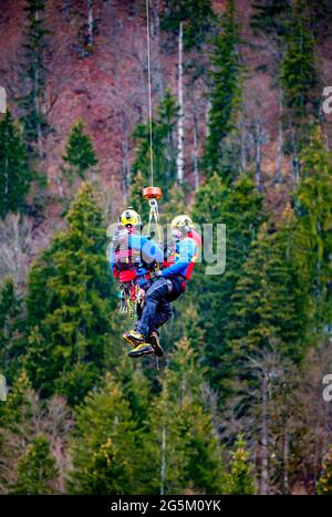 Zwei Flugretter der Bergwacht Bayern hängen in der Luft an einem Drahtseil, Ruhpolding, Traunstein, Oberbayern, Bayern, Deutschland, Europa Stockfoto