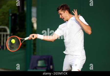 Egor Gerasimov in Aktion gegen Jay Clarke in der ersten Runde ihrer Herren-Singles am ersten Tag von Wimbledon im All England Lawn Tennis and Croquet Club, Wimbledon. Bilddatum: Montag, 28. Juni 2021. Stockfoto