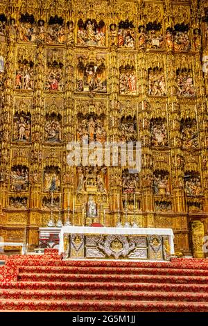 Goldener Hauptaltar mit biblischen Figuren, Chor der Kathedrale von Sevilla, Kathedrale Santa Maria de la Sede, Sevilla, Andalusien, Spanien, Europa Stockfoto