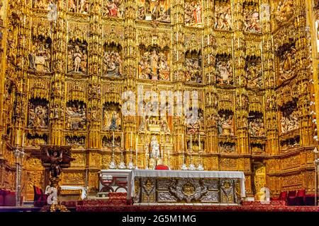 Goldener Hauptaltar mit biblischen Figuren, Chor der Kathedrale von Sevilla, Kathedrale Santa Maria de la Sede, Sevilla, Andalusien, Spanien, Europa Stockfoto