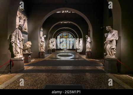 Originalskulpturen der Domfassade, 1284-1297, Bildhauer Giovanni Pisano, Original Fensterchor Kathedrale, 1287, Entwurf Ducci di Buoninsegna, Stockfoto