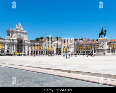 Handelsplatz, Praça do Comercio, Triumphbogen Arco da Rua Augusta mit Justizministerium, Reiterstatue von König Jose I., Baixa, Lissabon, Po Stockfoto