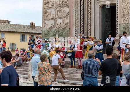 orvieto,italien juni 18 2020:mittelalterliche Band spielt Trompeten und Tamburinen bei einer Prozession in Orvieto Stockfoto