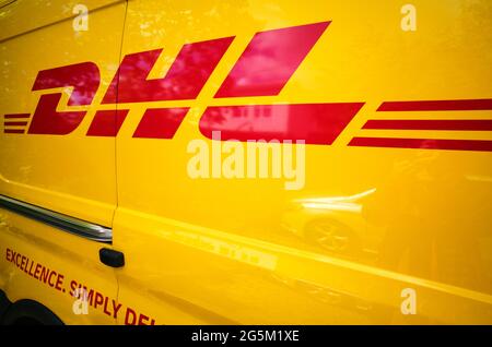 DHL-Logo auf Transporter, Deutschland, Europa Stockfoto