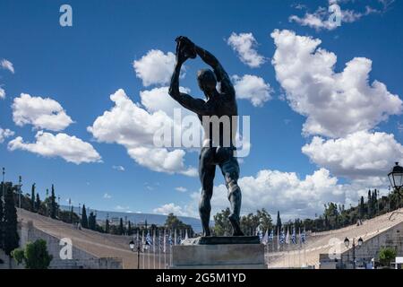 Die bronzene Diskobolusstatue gegenüber dem alten Panathinaiko-Stadion, Kallimarmarmarmaro Athens. Griechenland. Metallische Diskovolos-Skulptur, Sightseeing-Attraktion Stockfoto