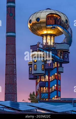 Kuchlbauer Turm oder Hundertwasserturm von Friedensreich Hundertwasser und Peter Pelican mit Schornstein der Kuchlbauer Brauerei, Biergarten in Kuchlb Stockfoto