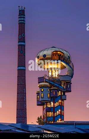 Kuchlbauer Turm oder Hundertwasserturm von Friedensreich Hundertwasser und Peter Pelican mit Schornstein der Kuchlbauer Brauerei, Biergarten in Kuchlb Stockfoto