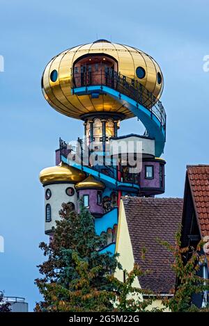 Kuchlbauer Tower oder Hundertwasserturm von Friedensreich Hundertwasser und Peter Pelican, Kuchlbauer Brewery, Beer Garden in Kuchlbauer's Beer World, Stockfoto