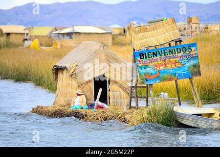 Schild, Willkommen auf den schwimmenden Inseln des Uro, Titicacasee, Provinz Puno, Peru, Südamerika Stockfoto