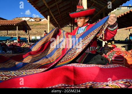 Indigene alte Frau, die bunte Decken auf dem Wochenmarkt verkauft, Chinchero, Region Cusco, Provinz Urubamba, Peru, Südamerika Stockfoto