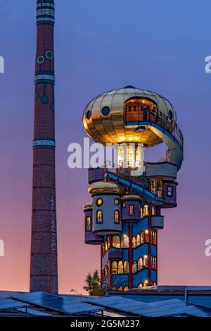 Kuchlbauer Turm oder Hundertwasserturm von Friedensreich Hundertwasser und Peter Pelican mit Schornstein der Kuchlbauer Brauerei, Biergarten in Kuchlb Stockfoto