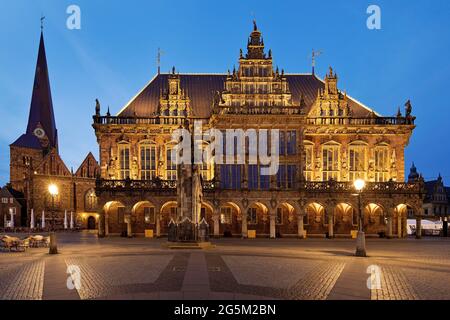 Markt mit unserer Lieben Frauen Kirche und Rathaus mit Roland am Abend, Bremen, Deutschland, Europa Stockfoto