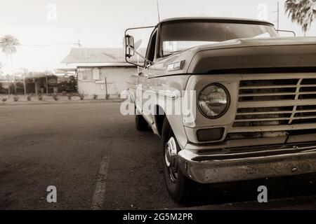 Klassischer amerikanischer Oldtimer-LKW, der auf einem Parkplatz in einem Vorort abgestellt wird. Stockfoto