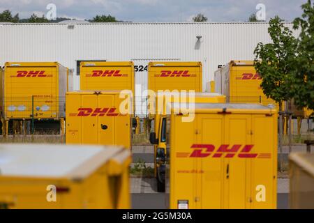 NEUWIED, DEUTSCHLAND - 18. Jun 2021: Neuwied, Deutschland - 20. Juni 2021: DHL-Lieferwagen und -Container vor einem DHL-Depot Stockfoto