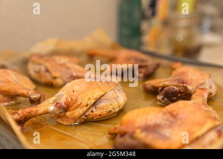 Im Ofen gebackene Entenschenkel. Gebratene Ente.Ente mit Kartoffeln im Ofen gebacken Stockfoto