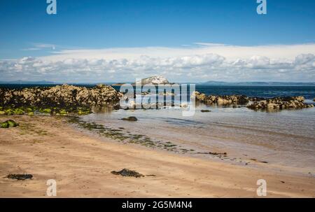 Blick vom North Berwick Beach auf den Firth of Forth in East Lothian, Schottland. Stockfoto