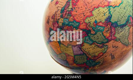 Isolierte Aufnahme der normalen Globus-Karte mit Ländern und anderen Details in türkischer Sprache, Weltkarte Konzept, Erdkugel Stockfoto