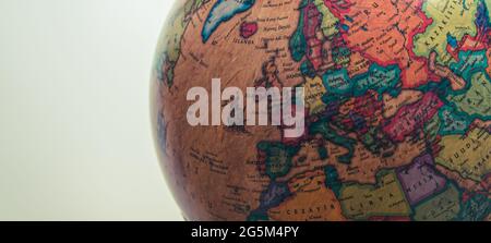 Isolierte Aufnahme der normalen Globus-Karte mit Ländern und anderen Details in türkischer Sprache, Weltkarte Konzept, Erdkugel Stockfoto