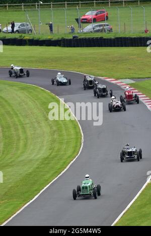 Mark Gillies, ERA R3A, führt das Team um Charlies, die John Holland Trophy für Vintage Racing Cars und Shuttleworth Nuffield Len Thompson Trophäen für an Stockfoto