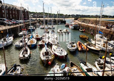 Boote im Hafen von North Berwick in East Lothian, Schottland an einem sonnigen Sommertag. Stockfoto