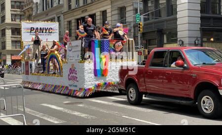 New York, NY, USA - 28. Juni 2021: Einer der wenigen Wagen, die aufgrund von COVID-Sicherheitsbedenken bei der jährlichen Gay Pride Parade zugelassen sind. Stockfoto