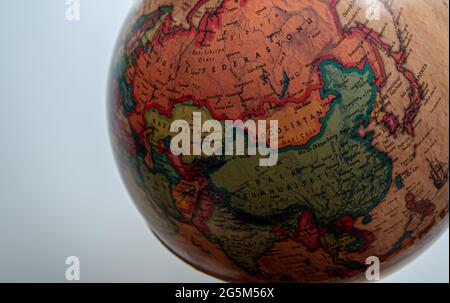 Isolierte Aufnahme der normalen Globus-Karte mit Ländern und anderen Details in türkischer Sprache, Weltkarte Konzept, Erdkugel Stockfoto