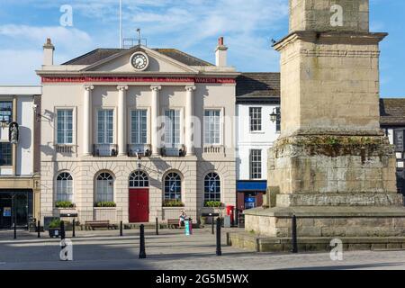 Ripon Obelisk und Rathaus, Marktplatz, Ripon, North Yorkshire, England, Vereinigtes Königreich Stockfoto