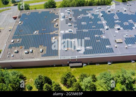 Luftbild Dach mit dem Bau eines Industrielagers auf dem Solarpanel Energie Stockfoto