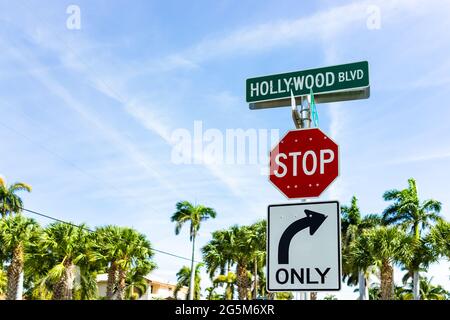 Hollywood, Florida Stadt in Broward County mit Straße an sonnigen Tagen in North Miami Beach mit Schild für Boulevard und Stop Stockfoto