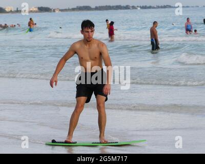 In den USA. Juni 2021. Zap Skimboards, Skimboarding Boards seit 1983. Handwerker und Künstler, die jedes Brett in Venedig, Florida, herstellen. Kredit: John Marshall Mantel/ZUMA Wire/Alamy Live Nachrichten Stockfoto