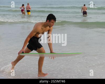 In den USA. Juni 2021. Zap Skimboards, Skimboarding Boards seit 1983. Handwerker und Künstler, die jedes Brett in Venedig, Florida, herstellen. Kredit: John Marshall Mantel/ZUMA Wire/Alamy Live Nachrichten Stockfoto