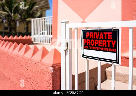 Privates Grundstück, kein Schild, das am Türzaun im Freien auf der Straße durch das Haus hängt Hauseingang in Hollywood Beach Broadwalk in Miami, F Stockfoto