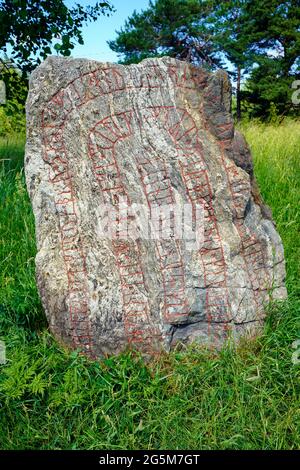 Runestone U 69 (Vorderseite), Eggeby-Stein, Gemeinde Spånga, Uppland, Schweden. Der älteste Runenstein auf dem Feld Järva. Der letzte Teil der Inschrift ist Stockfoto