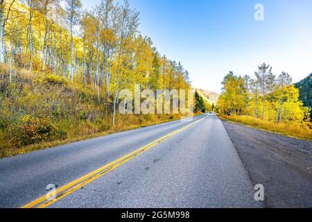 Pov unterwegs mit dem Auto auf der Maroon Bells Creek Panoramastraße in Aspen, Colorado USA Rocky Mountains mit farbenfrohen Herbstfarben, gelben Laubbäumen Stockfoto