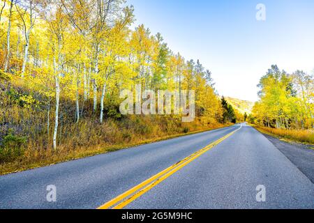 Pov-Fahrt auf der Maroon Bells Creek Panoramastraße in Aspen, Colorado USA Rocky Mountains mit farbenfrohen Herbstlaub mit gelben Laubbäumen zur Saison Stockfoto