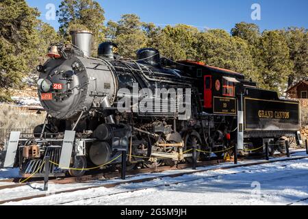 Grand Canyon Railway No. 29 Dampflokomotive im Winter, Santa Fe Depot (Grand Canyon Railroad Station), Grand Canyon National Park, Arizona USA Stockfoto