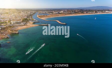 Luftaufnahme vom Himmel der portugiesischen Küste der Algarve-Zone der Stadt Lagos. Boote und Schiffe bewegen sich, sonniger Tag. Stockfoto