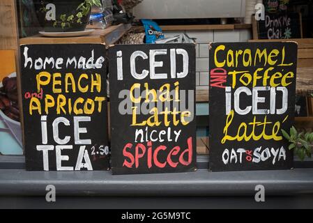 Schilder für Eistee und Kaffee vor einem Café in Edinburgh, Schottland, Großbritannien. Stockfoto