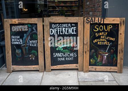 Kaffee-, Sandwich- und Suppenschild vor einem Café in Edinburgh, Schottland, Großbritannien. Stockfoto