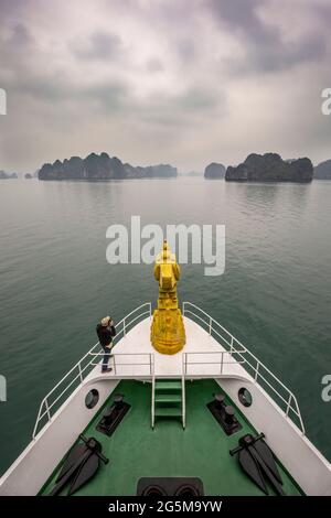 Mann fotografiert Galionsfiguren, Prow- und Kalksteinformationen des Bootes, Dragon Legend chinesischer Müll, Ha Long Bay, Vietnam Stockfoto