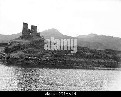 1956, historische schottische Highlands, Steinruinen auf einem Stück felsigen, flachen Land neben einem loch. Stockfoto