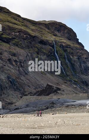 Zwei Wanderer gehen auf einem felsigen Weg in Skaftafell, Teil des Vatnajokull National Park im Süden Islands. Stockfoto