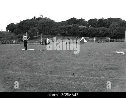 1956, historische, schottische Highland-Spiele, Kandidat, der den Hammerwurf macht, kein Kilt. Stockfoto