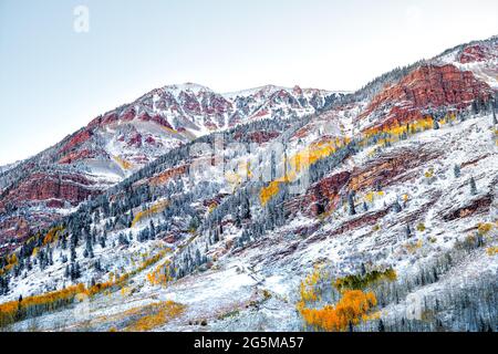 Kastanienbraune Glocken rote Berge in Aspen, Colorado, sind schneebedeckt, nachdem der Wintersturm im Herbst eingefroren war Oktober Wechsel der Jahreszeiten Stockfoto