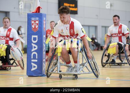 Sheffield, England - 26. Juni 2021 - Tom Halliwell Captain of England jagt während der Rugby League Wheelchair International England gegen Wales im English Institute of Sport, Sheffield, UK Dean Williams/Alamy Live News zurück Stockfoto