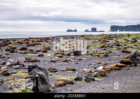 Vik, Island Reynisfjara schwarzer Sandstrand Meereshorizont ein Felsbogen in Dyrholaey, Kirkjufjara Stockfoto