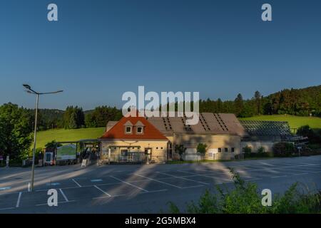 Talstation der Seilbahn in der Nähe von Sankt Radegund im frischen Sommer sonnigen Morgen Stockfoto