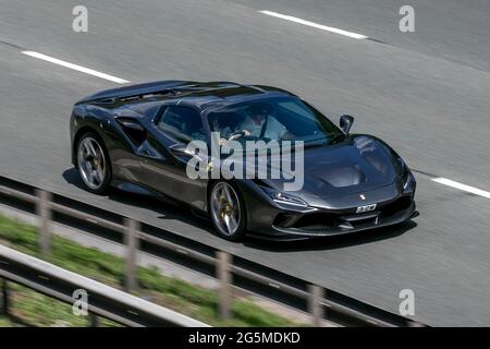 2021 grauer Ferrari Spider 7-Gang-Halbauto 3902 ccm auf der Autobahn M6 in der Nähe von Preston in Lancashire, Großbritannien. Stockfoto