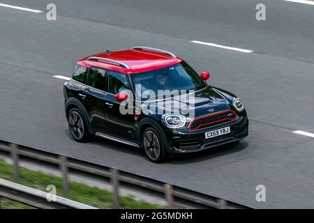 2019 Mini John Cooper Works All4 Fahren auf der Autobahn M6 in der Nähe von Preston in Lancashire, Großbritannien. Stockfoto